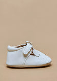 Barefeet white cat infant shoes