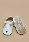 Barefeet white cat infant shoes