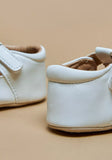 Barefeet white cat infant shoes